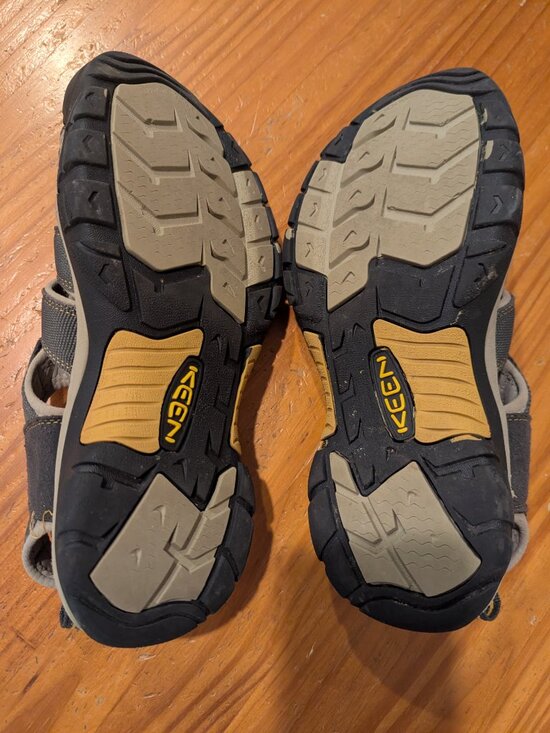Keen Newport H2 Sandal men size 9.5 waterproof raven/aluminum
